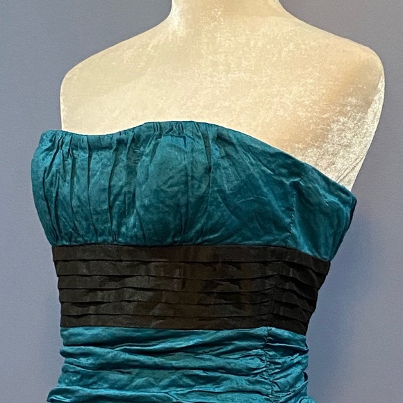 Dress Worn once! In excellent condition. - Picture 3 of 3